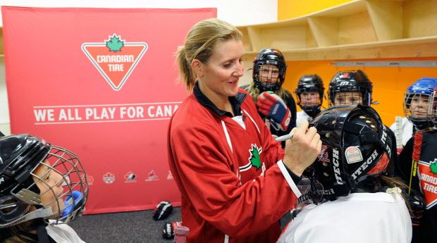 Olympian Hayley Wickenheiser, Canadian Tire's newest sport partner, encourages members of Calgary-area girl's hockey team to get involved in Canada's game. (CNW Group/CANADIAN TIRE CORPORATION, LIMITED) 