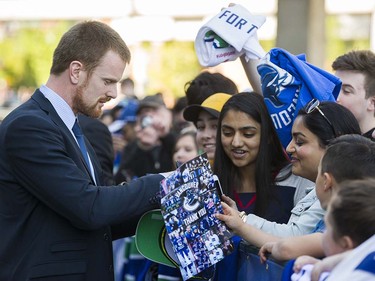 Canucks fans meet the players at Pat Quinn Way outside Rogers Arena prior to the last game of the regular season, Vancouver April 09 2016. ( Gerry Kahrmann  /  PNG staff photo)  ( For Prov / Sun Sports )  00042648A  [PNG Merlin Archive]