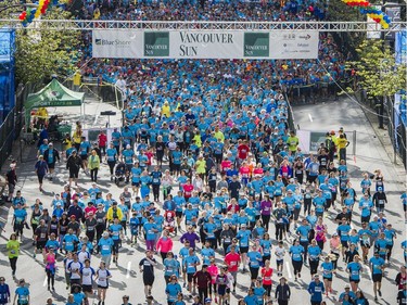 VANCOUVER, BC: April 17, 2016 -- Participants start the 32nd Annual Vancouver Sun Run on Georgia Street in Vancouver, B.C. Sunday April 17, 2016.  (photo by Ric Ernst / PNG)  (Story by city)  TRAX #: 00042715A [PNG Merlin Archive]