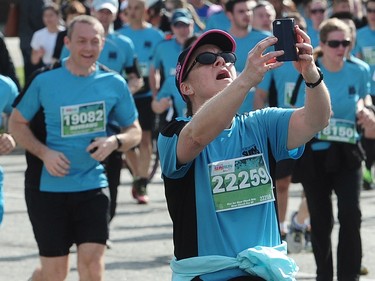 VANCOUVER, BC., April 17, 2016 --  Runners in the 32nd annual Vancouver Sun Run, in Vancouver, BC., April 17, 2016. (Nick Procaylo/PNG)   00042785A  [PNG Merlin Archive]