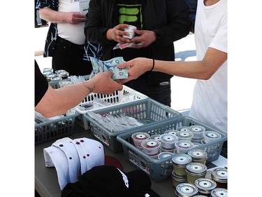 VANCOUVER, BC., April 20, 2016 -- Vendors prepare their stands for the secondary 420 event at the Vancouver Art Gallery in Vancouver, BC., April 20, 2016.  (Nick Procaylo/PNG)   00042868A   [PNG Merlin Archive]