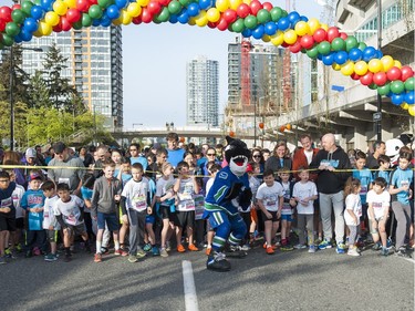 VANCOUVER,BC:APRIL 17, 2016 -- Participants of the 2016 Shaw Mini Sun Run get ready for the start in Vancouver, BC, April, 17, 2016. (Richard Lam/PNG) (For ) 00042786A [PNG Merlin Archive]