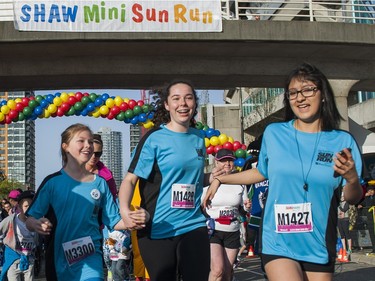 VANCOUVER,BC:APRIL 17, 2016 -- Young and old runners make break at the sound of the starter's signal to start the 2016 Shaw Mini Sun Run run in Vancouver, BC, April, 17, 2016. (Richard Lam/PNG) (For ) 00042786A [PNG Merlin Archive]