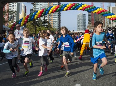 VANCOUVER,BC:APRIL 17, 2016 -- Young and old runners make break at the sound of the starter's signal to start the 2016 Shaw Mini Sun Run run in Vancouver, BC, April, 17, 2016. (Richard Lam/PNG) (For ) 00042786A [PNG Merlin Archive]