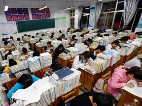 This photo taken on May 24, 2016 shows senior high school students studying at night to prepare for the college entrance exams at a high school in Lianyungang, east China's Jiangsu province. The three-day 2016 college entrance exam will start on June 7. /