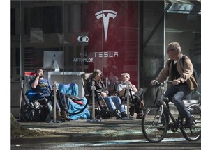People line up outside Tesla dealership on Robson street (Arlen Redekop / PNG photo)