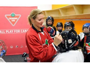 Olympian Hayley Wickenheiser, Canadian Tire's newest sport partner, encourages members of Calgary-area girl's hockey team to get involved in Canada's game. (CNW Group/CANADIAN TIRE CORPORATION, LIMITED)