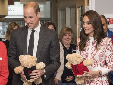 VANCOUVER, BC - SEPTEMBER 25:  Catherine, Duchess of Cambridge and Prince William, Duke of Cambridge hold teddy bears during a visit to Sheway, a charity that helps vulnerable mothers battling issues such as addiction, during their Royal Tour of Canada on September 25, 2016 in Vancouver, Canada.