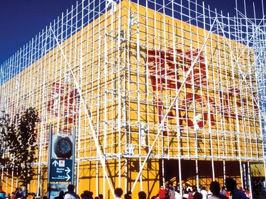 Hong Kong Pavilion, Expo 86 | 
The Hong Kong Pavilion consisted of an intricate screen of white bamboo scaffolding wrapping around the building.'