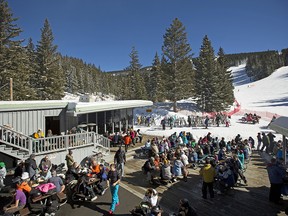 Moderate temperatures entice skiers to hangout for apres ski socializing.