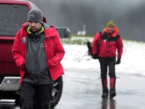 North Shore search and rescue team members return after a fruitless search Wednesday for missing snowshoers Roy Tin Hou Lee and Chun Sek Lam.