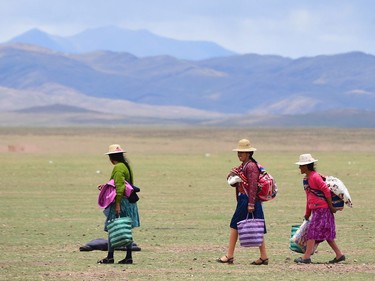 Local people are pictured during Stage 8 of the 2017 Dakar Rally between Uyuni in Bolivia and Salta in Argentina, on January 10, 2017. Wednesday's ninth stage of the rain-swamped Dakar Rally from Salta to Chilecito in Argentina has been cancelled following a huge mudslide, race organisers announced on Tuesday.