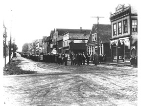 Albert 'Ginger' Goodwin's funeral procession. Dunsmuir Avenue, Cumberland, B.C.. Note Goodwin's coffin is white. Cumberland Museum and Archives CMA C110-001.