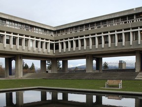 Academic quadrangle. SFU, Burnaby, 2010. [PNG Merlin Archive]