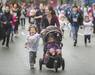 Parents and kids compete in the Shaw Mini Sun Run before 40,000 competitors competed in 2017 Vancouver Sun Run in Vancouver, B.C., April 23, 2017.