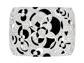 Midnight bracelet in 18-karat white gold set with 1,659 brilliant-cut diamonds for a totalweight of 31.8 carats and carved onyx from the CHANEL "Café Society" collection.