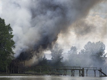 RICHMOND. June 16 2017. A fire burns on Mitchell island, Richmond, June 16 2017.  Gerry Kahrmann  /  PNG staff photo) ( Prov / Sun News ) 00049630A   [PNG Merlin Archive]
Gerry Kahrmann, PNG