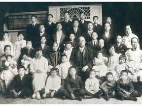 A 1916 photo of Yip Sang, middle, with some of his 24 children and grandchildren.