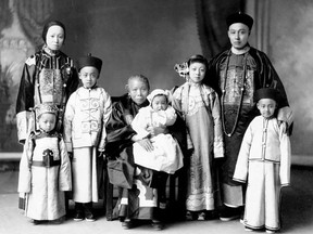 Lee Mong Kow and his family in Victoria, before 1905.
