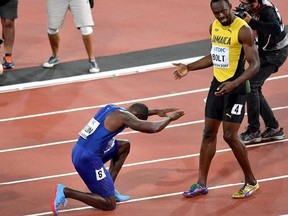 Justin Gatlin, ganador de la medalla de oro, se arrodilla frente a Usain Bolt, ganador del bronce, tras la final de los 100 metros en el Mundial de atletismo, en Londres, el sÃ¡bado 5 de agosto de 2017. (AP Foto/Martin Meissner)