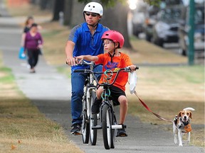 FILE PHOTO Parents and children arrive at Renfrew Elementary School for the first day of school  in Vancouver, BC., September 5, 2017.