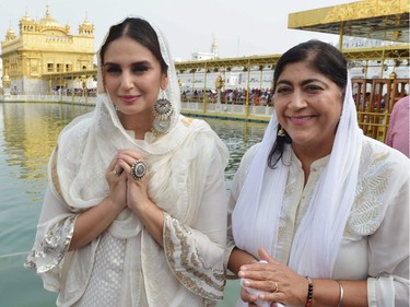 Indian Bollywood actress Huma Qureshi (L) along with director Gurinder Chadha (R) visit the Golden temple during a promotional event for the forthcoming Bollywood film 'Partition 1947', in Amritsar on August 12, 2017.