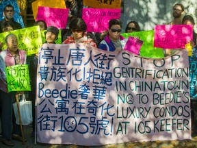 Des résidents de Chinatown se rassemblent devant l'hôtel de ville de Vancouver, en Colombie-Britannique, le 30 octobre 2017.