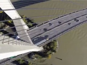 VANCOUVER, B.C.: UNDATED – These are screengrabs from a Rotor Riot video of a drone completing a bridge dive off the Alex Fraser Bridge in Delta, B.C. The video was initially posted to YouTube but had also made its way over to Chinese video site Youku. [PNG Merlin Archive]
ROTOR RIOT / YOUKU SCREENGRAB, PNG