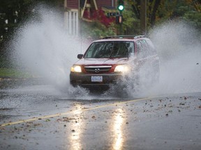 VANCOUVER. October 18 2017. A vehicle drives  through the flooded intersection at 4th Ave and Victoria Drive, Vancouver, October 18 2017.  Gerry Kahrmann  /  PNG staff photo) ( Prov / Sun News ) 00051069A  [PNG Merlin Archive]
Gerry Kahrmann, PNG