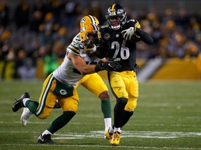 Pittsburgh Steelers running back Le'Veon Bell carries the ball as Green Bay Packers linebacker Blake Martinez tries to bring him down during the Steelers-Packers NFL game in Pittsburgh on Nov. 26, 2017.