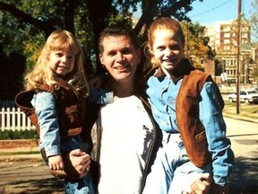John David Battaglia (centre) with his daughters Liberty (left) and Faith. (DALLAS POLICE DEPTARTMENT/HO)