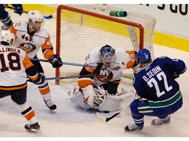 Jan. 8, 2008: Daniel Sedin (22) tries to get the puck past New York Islanders goalie Rick DiPietro (39).