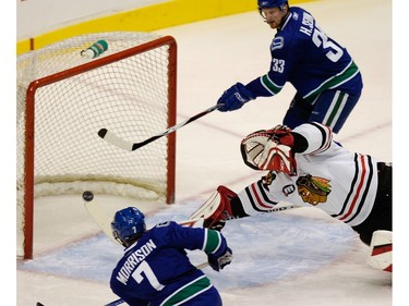 Nov. 25, 2007: Henrik Sedin (33) watches teammate Brendan Morison (7) score on Chicago Blackhawks goalie Patrick Lalime (40) during the first period of a NHL regular season game.