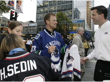 October 3. 2007: Henrik signs autographs while selling papers on the street for the 11th annual Raise a Reader fund.