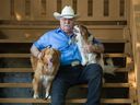 Stan Corinne avec ses chiens Ranger (à gauche) et Ripley chez lui à Vancouver.