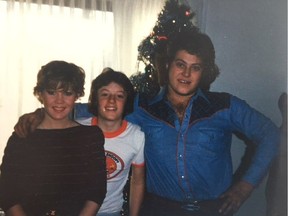 Photo of Duray Richards (right) with his sister Jann Arden (left) and their brother Patrick Richards.