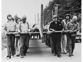 Ulli Steltzer's photograph of Haida artists carrying a totem pole, 1978.