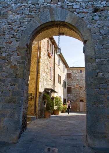 The main gateway (Porta del Pianello) into the medieval village of Montefollonico.