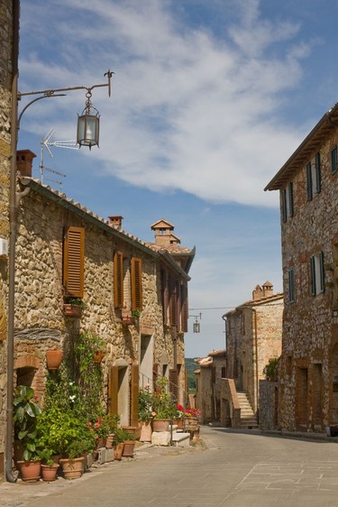 The winding alleys of Montefollonico.