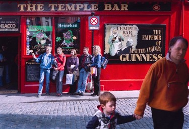 The colourful Temple Bar pub.