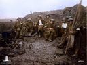Die Vimy Foundation beauftragte den Digitalkünstler Mark Truelove von Hope, Fotos aus dem Ersten Weltkrieg zu kolorieren.  Hier ist die kolorierte Version kanadischer Soldaten, von denen einige verwundet sind und in der Schlacht von Passchendaele hinter einer Pillendose in Deckung gehen.  November 1917.