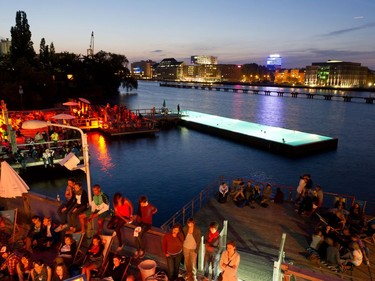 Party scene at the Badeschiff.