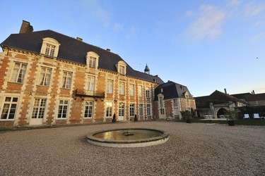 Le Château d'Etoges.