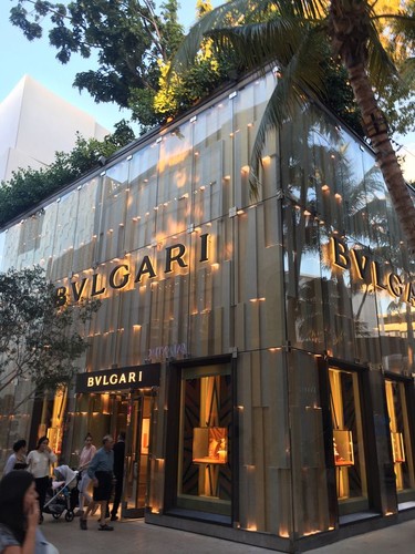 The BVGARI shop on Passeo Ponti shimmers in the late afternoon sun.