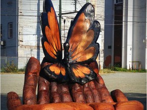 Sculpture by chainsaw carver Jesse Toso. Photo: Toso Wood Works for The Home Front: Designer dedicated to honouring the tree by Rebecca Keillor [PNG Merlin Archive]