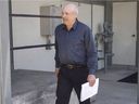 James Oler vor dem Gerichtsgebäude in Cranbrook, BC, im Jahr 2017. während seines Prozesses wegen Handels mit einem 15-jährigen Mädchen.
