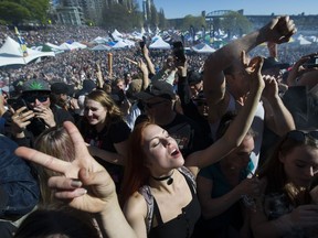 VANCOUVER April 20 2019.   The crowd lights up at 4:20 for the 4/20 celebrations at Sunset Beach,  Vancouver April 20 2019.   ( Gerry Kahrmann  /  PNG staff photo) 00057126A    Story by Nick Eagland [PNG Merlin Archive]