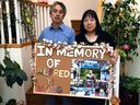 Die Eltern von Alfred Wong: Samson Wong (Vater) und Chelly Wong (Mutter).  Der 15-jährige Alfred Wong wurde im Januar 2018 getötet. Die Polizei und seine Familie bitten Personen mit Informationen über den Mord, mit der Polizei zu sprechen.