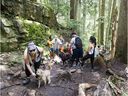 Wanderer auf dem Weg zum Dog Mountain passieren diejenigen, die auf dem normalerweise überfüllten Dog Mountain Trail zurückkehren.