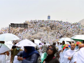 Muslim pilgrims, some holding parasols, pray on Mount of Mercy in Arafat ahead of the Eid al-Adha festival in the holy city of Mecca, Saudi Arabia August 10, 2019. REUTERS/Waleed Ali